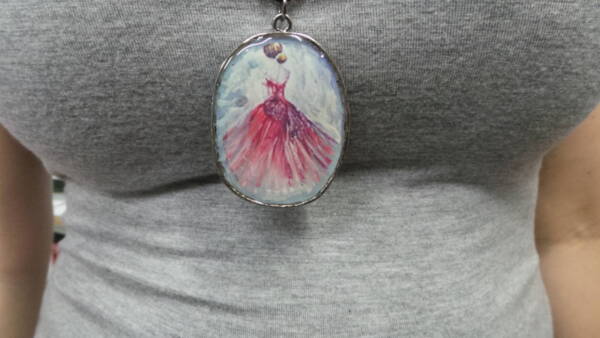 WOMEN’S PENDANT – lady in red