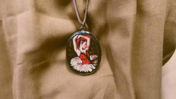 WOMEN'S PENDANT - SCARLET BALLERINA