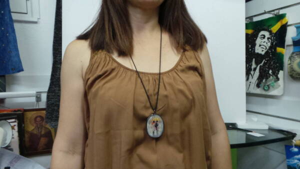 WOMEN'S PENDANT - Couple in the Rain - Image 2