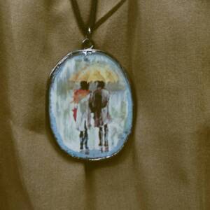 WOMEN'S PENDANT - Couple in the Rain