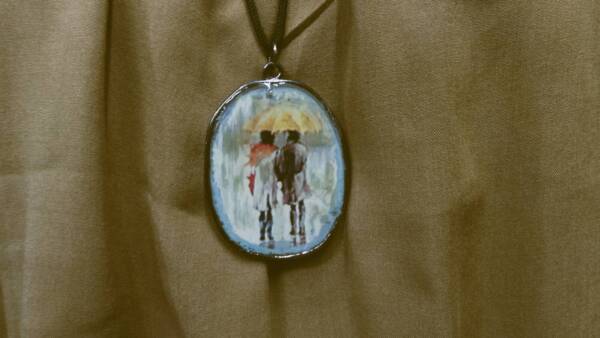 WOMEN'S PENDANT - Couple in the Rain
